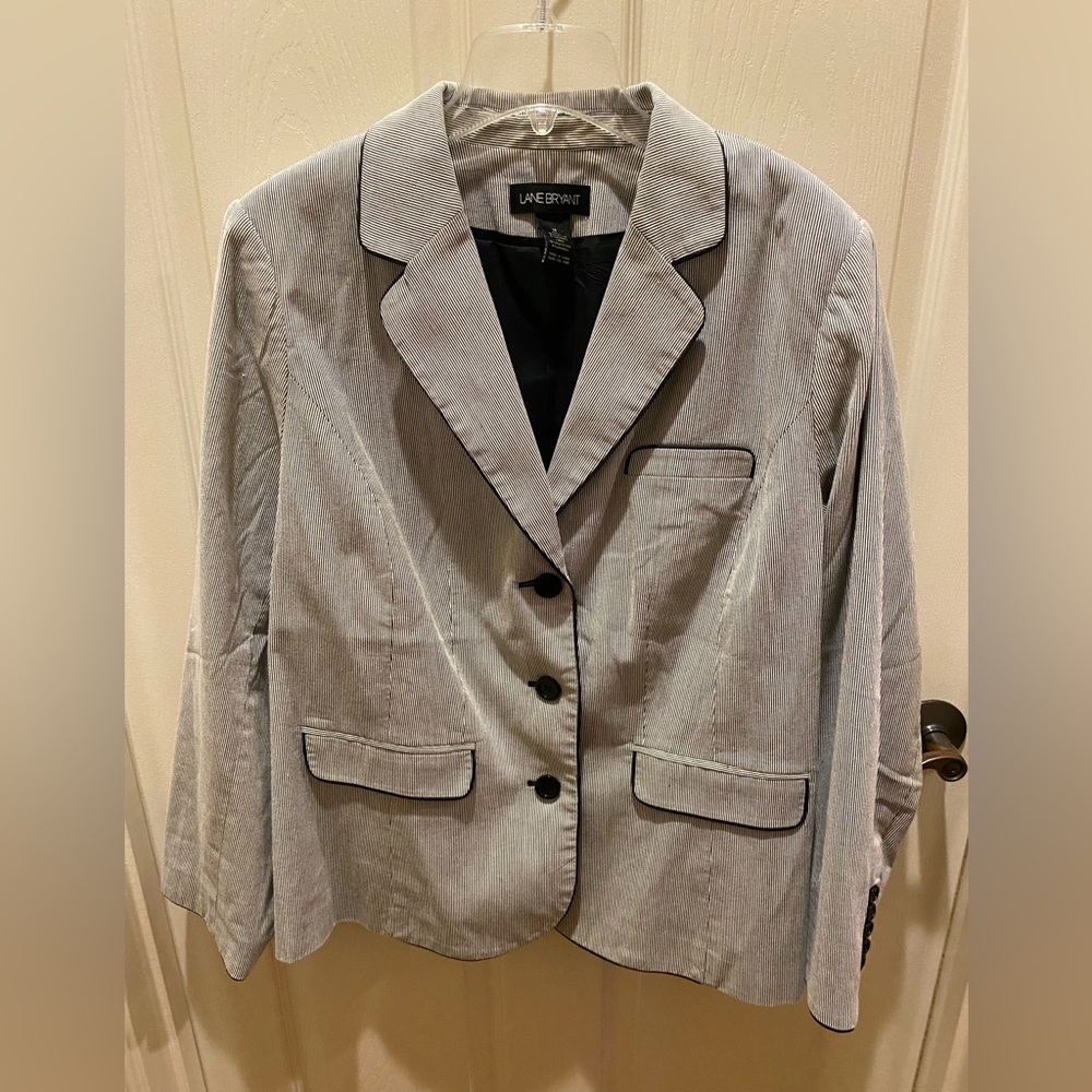Lane Bryant Ladies Tailored Cotton Blend 3-Button Jacket. Size 18